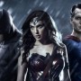 Batman v Superman : l'aube de la justice s'ouvre sur les origines de Batman. Oui, vous avez bien lu : encore. Après Tim Burton en 1989 et Chris Nolan en 2005 (sans oublier la série télé Gotham en 2014), Zack Snyder raconte une nouvelle fois au public la tragédie des parents du petit Bruce Wayne, tués sous ses yeux, en pleine rue, par un voleur à la tire. Wayne deviendra Batman pour ne plus jamais laisser le mal, etc., etc.