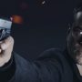 C'est fatigant, mais y a du boulot. Le film se regarde sans peine (mise en scène virtuose, critique de Big Brother), mais ne met pas la barre aussi haut que La Mort dans la peau, deuxième volet bournien.