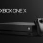 Sans surprise, la Xbox One X ressemble à son DevKit, mais sans le fameux écran qui avait buzzé avec ses dauphins et en version 100 % noire.