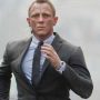 Selon un nouveau rapport, Daniel Craig courrait pendant une scène et a fait une chute maladroite. Le tournage avait eu lieu en Jamaïque et c’était apparemment l’une des dernières scènes nécessaires avant le début de la production.