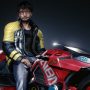 Cyberpunk 2077 célèbre le lancement de Death Stranding sur PC en décrivant Hideo Kojima sur l'emblématique moto Yaiba Kusanagi.