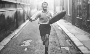 CRITIQUE DU FILM – Belfast est l'histoire émouvante de l'enfance d'un garçon, faite d'amour, de rires et de pertes, au milieu de l'agitation culturelle et sociale de la fin des années 1960.