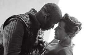 CRITIQUE DU FILM - La tragédie de Macbeth du début du XVIIe siècle est la plus courte des tragédies de Shakespeare. Cette fois, le réalisateur et scénariste Joel Coen, qui travaille ici sans son frère Ethan, s'est attaqué à cette version cinématographique avec sa femme, Frances McDormand.