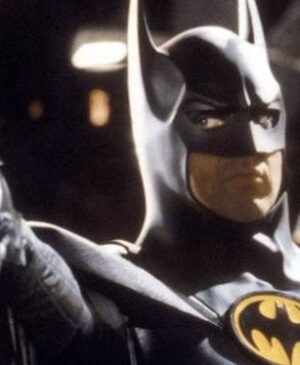 CINÉMA ACTUS – Des photos prises sur le plateau de tournage du film Batgirl de HBO Max donnent un aperçu du retour de Michael Keaton dans le rôle de Batman, avec le costume classique de Batman. Tim Burton