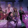 Stray Gods: The Roleplaying Musical est une reconception irrévérencieuse et sincère de la mythologie grecque combinant ce que nous aimons du théâtre musical contemporain (pensez à Buffy: Once More With Feeling, Hadestown et Wicked) avec des jeux vidéo où le personnage et l'histoire occupent une place centrale (pensez Dream Daddy, Life Is Strange et Dragon Age).