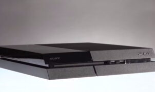 PlayStation 4. Une dispute entre deux adolescents au sujet d'une PlayStation 4 et d'une paire de chaussures a rapidement dégénéré en bagarre après qu'ils ont tiré sur une femme de 60 ans.