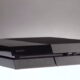 PlayStation 4. Une dispute entre deux adolescents au sujet d'une PlayStation 4 et d'une paire de chaussures a rapidement dégénéré en bagarre après qu'ils ont tiré sur une femme de 60 ans.