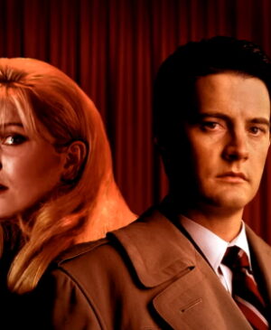 Deux développeurs indépendants décident de refaire Twin Peaks avec des graphismes PS1 et de créer un jeu intéressant inspiré de la célèbre série télévisée culte.