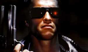 CINÉMA ACTUS - La productrice de Terminator, Gale Ann Hurd, a expliqué pourquoi la scène supprimée montrant le T-800 recevant son bras et sa puce a été coupée du film. Arnold