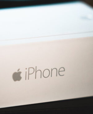 TECH ACTUS - Les autorités de régulation françaises ont ordonné mardi à Apple de cesser de vendre l'iPhone 12 parce qu'il émet trop de radiations électromagnétiques.