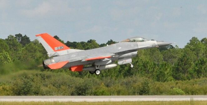 TECH ACTUS - Les États-Unis, par l'intermédiaire du département de recherche de leur ministère de la Défense, ont testé une intelligence artificielle autonome à l'aide d'avions de combat F-16 Fighting Falcon.