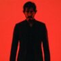 CRITIQUE DE FILM - Le dernier projet de Dev Patel, Monkey Man, n'est pas simplement une nouvelle entrée dans le genre des thrillers d'action ; c'est une allégorie politique profondément trempée dans le sang.