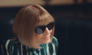 CINÉMA ACTUS - Anna Wintour, Victoria Beckham, Kim Kardashian et Claudia Schiffer apparaissent également dans la série sur la décennie qui a changé la mode à jamais.