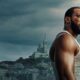 CRITIQUE CINÉMA – K.O. s’est imposé en un éclair dans le top 10 de Netflix, injectant une dose d’adrénaline bienvenue au cinéma d’action français grâce aux débuts à l’écran de la star du MMA Cyril Gane.
