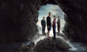 CRITIQUE DE SÉRIE – Cette adaptation en six épisodes du roman policier australien à succès de Jane Harper explore avec une rare intensité le deuil, la honte et les secrets qu’on croyait oubliés.
