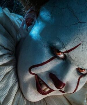 ACTUALITÉS CINÉMA – L’une des séries les plus attendues de 2025 vient enfin d’obtenir une date de diffusion officielle. Le préquel de l’univers cinématographique de Stephen King, intitulé Ça : Bienvenue à Derry, débarquera juste à temps pour la saison de l’horreur. La série HBO Max sera lancée en octobre 2025, même si la date précise reste à annoncer. L’information a été accompagnée d’une affiche pour le moins inquiétante, histoire de faire grimper l’attente autour de cette adaptation signée Stephen King.