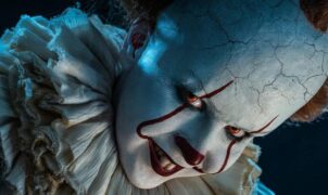 ACTUALITÉS CINÉMA – L’une des séries les plus attendues de 2025 vient enfin d’obtenir une date de diffusion officielle. Le préquel de l’univers cinématographique de Stephen King, intitulé Ça : Bienvenue à Derry, débarquera juste à temps pour la saison de l’horreur. La série HBO Max sera lancée en octobre 2025, même si la date précise reste à annoncer. L’information a été accompagnée d’une affiche pour le moins inquiétante, histoire de faire grimper l’attente autour de cette adaptation signée Stephen King.