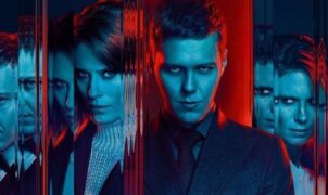 CRITIQUE DE SÉRIE – Il existe des histoires criminelles qui ne fonctionnent que si l’on accepte d’oublier toute cohérence : tant que les héros traquent le mal dans des contrées lointaines et imaginaires, on peut tolérer beaucoup d’invraisemblances – mais quand ce conte macabre débarque sous nos barres d’immeubles familières, la magie disparaît aussitôt.