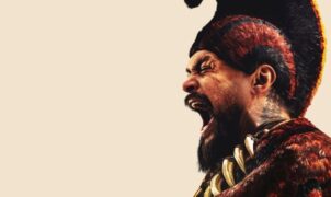 CRITIQUE DE SÉRIE  – La dernière fresque historique d’Apple TV+, Chief of War, prend tout son temps pour dérouler, à un rythme volontaire et tendu, l’affrontement entre les royaumes hawaïens du XVIIIe siècle et l’arrivée inéluctable des colonisateurs européens.