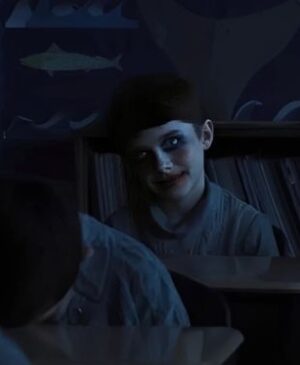 CRITIQUE DE FILM – Évanouis vous plonge immédiatement dans cette atmosphère inquiétante, presque familière, que seules les nuits en banlieue savent instaurer.
