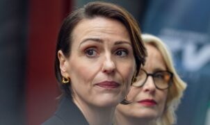 CRITIQUE DE SÉRIE – Le dernier thriller politique de Netflix oppose deux femmes de pouvoir dans un bras de fer tendu entre diplomatie, secrets d’État et enjeux personnels.