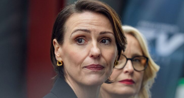 CRITIQUE DE SÉRIE – Le dernier thriller politique de Netflix oppose deux femmes de pouvoir dans un bras de fer tendu entre diplomatie, secrets d’État et enjeux personnels.