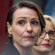 CRITIQUE DE SÉRIE – Le dernier thriller politique de Netflix oppose deux femmes de pouvoir dans un bras de fer tendu entre diplomatie, secrets d’État et enjeux personnels.