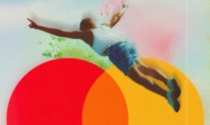 CRITIQUE DE FILM – Réalisé par Attila Csizmadia et Tamás Yvan Topolánszky, Pays des festivals est une odyssée musicale et nostalgique : quarante années de culture festivalière condensées en une expérience vibrante, entre images d’archives inédites et témoignages emblématiques, pour célébrer l’esprit de liberté.