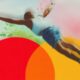 CRITIQUE DE FILM – Réalisé par Attila Csizmadia et Tamás Yvan Topolánszky, Pays des festivals est une odyssée musicale et nostalgique : quarante années de culture festivalière condensées en une expérience vibrante, entre images d’archives inédites et témoignages emblématiques, pour célébrer l’esprit de liberté.