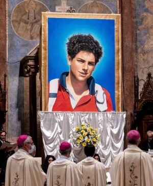 Près de vingt ans après sa mort, le jeune surnommé « l’influenceur de Dieu » a été canonisé par le Vatican.
