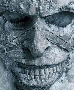 CRITIQE DE FILM - Scott Derrickson ressuscite le Rôdeur, mais cette suite ne rejoue pas la même partition : située en 1982, l’intrigue avance sur la lisière d’une torpeur glacée, à mi-chemin du rêve et du cauchemar, où la tension se tend, se relâche, puis s’insinue à nouveau.