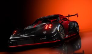 TEST - Après de longues années d’accès anticipé, Rennsport sort enfin en version complète. On doit toutefois admettre qu’il existe, dans le genre, nombre de titres plus aboutis pour qui veut vraiment courir, et que l’offre est plus étroite sur console que sur PC.