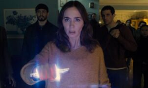 Pendant longtemps, on ne savait qu’une chose: le nouveau film de Spielberg sortirait en été et marquerait une nouvelle étape importante dans sa carrière. Ses réalisations récentes – The Fabelmans, West Side Story et Ready Player One – affichaient un niveau élevé, sans pour autant provoquer des débats prolongés. Disclosure Day, en revanche, semble destiné à diviser. Dès la mise en ligne de la bande-annonce, les discussions se sont enflammées.