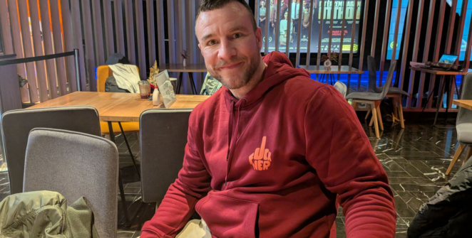 ENTRETIEN CINÉMA - Autour de Feels Like Home, nous avons parlé du rôle, de la critique du système, des scènes les plus difficiles du tournage et de ce que peut faire un film quand il ne veut pas jouer les donneurs de leçons, mais poser des questions.