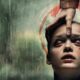 CRITIQUE DE FILM - Le deuxième long métrage de Danny et Michael Philippou fait peur non parce que des choses étranges surviennent dans une maison isolée, mais parce qu’il comprend à quel point on devient vulnérable lorsqu’on n’a plus de famille, plus de repère stable, et que le seul adulte censé protéger commence à démonter patiemment la réalité autour de vous.