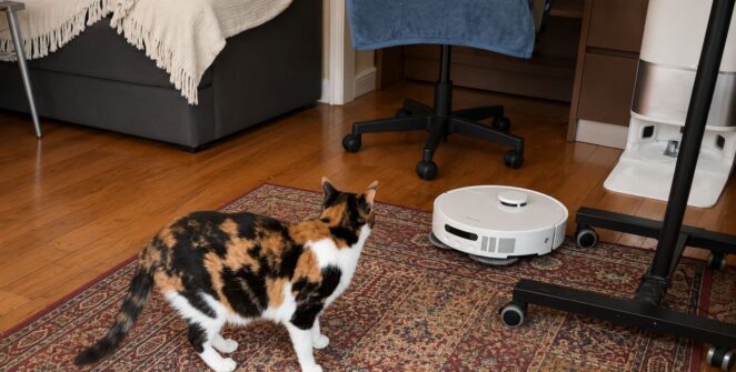 ANALYSE TECH - La vraie valeur d’un robot aspirateur ne se révèle pas lorsqu’il traverse un espace de démonstration vide et parfaitement aménagé, mais lorsqu’il doit tenir bon dans un logement normal: avec ses seuils, ses tapis, ses chaises, ses câbles, ses miettes, ses cheveux et tous ces obstacles du quotidien dont chaque intérieur est rempli.