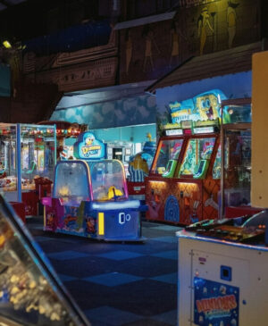 Les salles d’arcade restent incontournables au Japon, mais les mineurs doivent respecter un couvre-feu